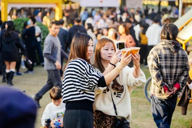 为什么？这儿有个咖啡节，这么火！
