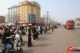 霍州交警：警力全开为群众保驾护航图片