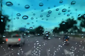 生活实录|雨中行路图片