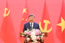 习近平同越共中央总书记苏林、越南国家主席梁强共同会见中越人民大联欢活动代表图片