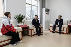 亚冬会冠军文颖载誉返乡图片