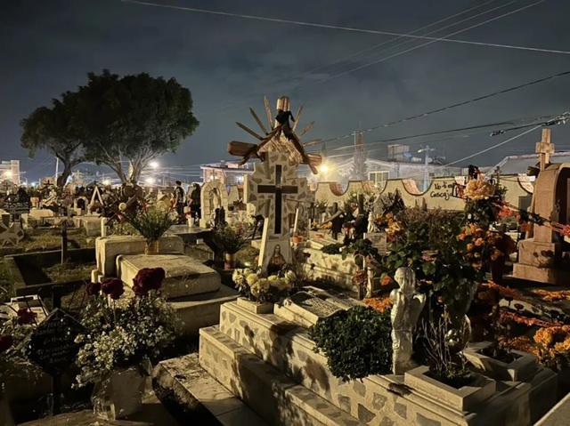 墨西哥坟头，挤满蹦迪的中国人