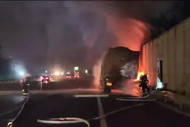 货车撞护栏导致油箱着火，北京大兴消防及时扑救图片