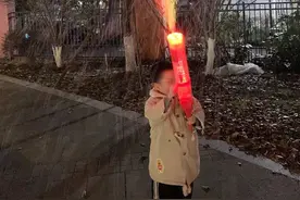 拿下家长又拿捏孩子 烟花泡泡机春节热销登上平台“榜一”｜开年看消费图片