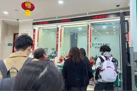 龙年纪念币钞预约难兑换也不易！记者排队一个多小时完成兑换图片