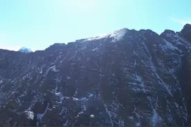 西藏岗巴：“世界尽头”的曲登尼玛冰川图片