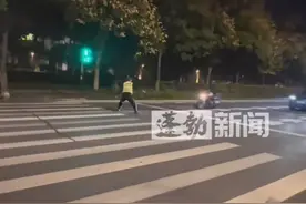 太嚣张！飙车炸街闯红灯撞飞警察，徐某被警方控制→图片