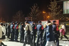 2025年千里赴约合肥看演唱会 歌迷感谢有他们守护图片