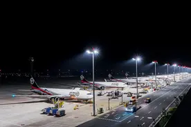 记者直击花湖机场顺丰转运中心凌晨作业，数吨航空板箱十分钟内完成分拣图片