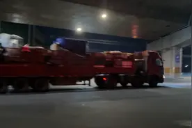 记者夜探济南大货遮牌乱象，交警回应：将进行整治图片