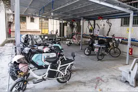 党的二十大精神在基层 百名记者蹲点社区 | 充电有困难 居民“商量办”图片