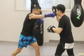 青岛小伙孙振演绎现实版“热辣滚烫”，通过打拳从250多斤减至150斤找回“更好自己”图片