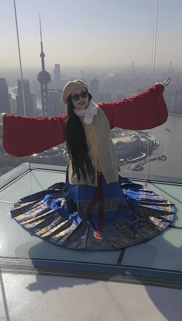 为了一枚金属“小巨蛋”，泰国游客排队打卡！这里才是上海江景天花板