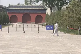 各锁各的门、有路却不通 、栅栏太碍事，游园赏景咋这么绕？图片