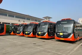 中秋假期，武汉各大火车站周边公交线路增加车次图片