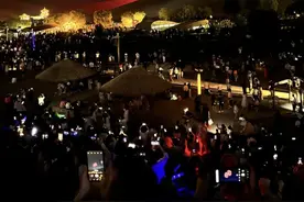 以天地为舞台，敦煌鸣沙山万人演唱会“飞天”图片