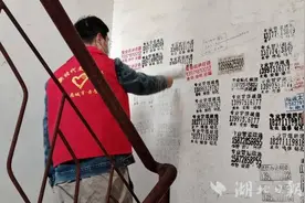 赤壁北站社区：精准整治乱张贴小广告行为 打造文明和谐新家园图片