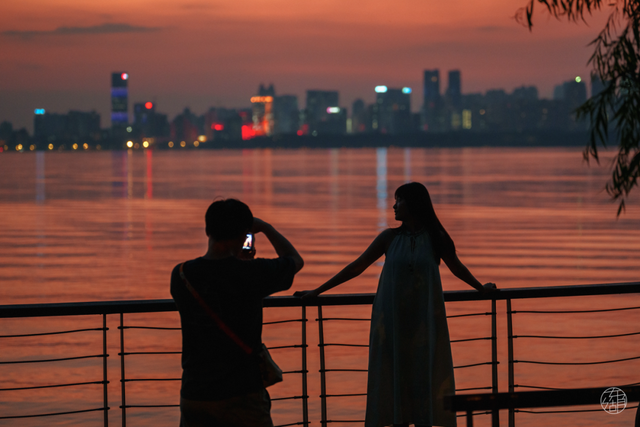 天黑不打烊，来东湖来过夜生活！