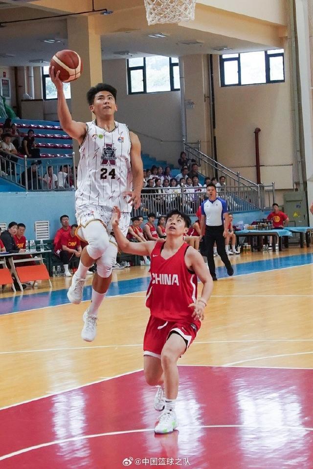 中国女篮83-86不敌云南财大男篮