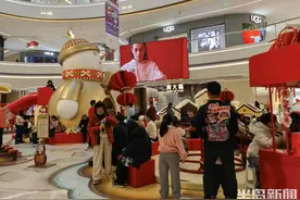 吃喝玩乐购！春节假期，青岛商场里全是人图片