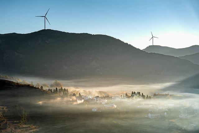 富源：雾起穹苍 林峦熹微