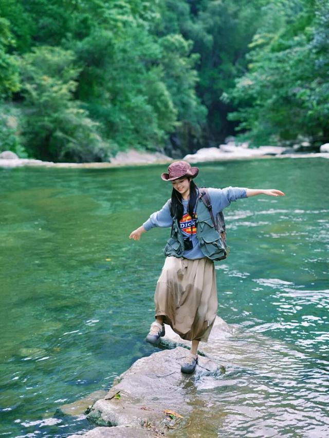 快来和山野“比个心”！卧龙谷秋日徒步，解锁你的专属奖牌