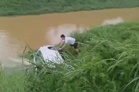 车辆失控侧翻落水一男子被困，“00后”武警火速救人图片