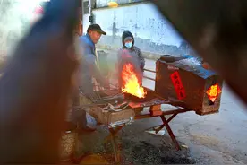 忆乡愁 品年味｜年集红炉：锤起锤落开市钟 农具淬火备春耕图片