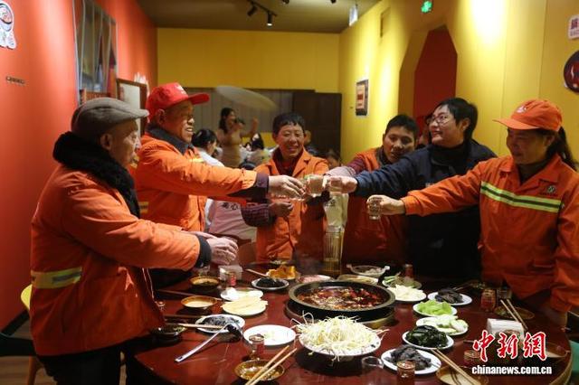 火锅暖胃更暖心 重庆一景区连续多年宴请“城市美容师”