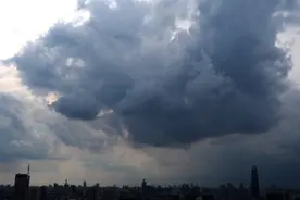 果然视频|济南黑云滚滚山雨欲来，气象部门发布大雨、暴雨预报图片