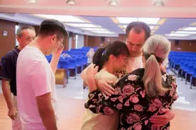 湖南一聋哑男子与亲人失散22年 警方帮助下中秋前夕终于与家人团圆图片