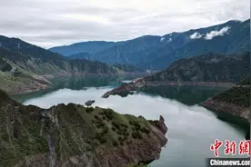 国道318川藏线川西高原景观：天龙湖图片