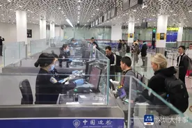 中国对瑞士等6国试行免签，深圳机场边检站保障旅客顺畅通关图片