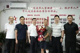 “娘家人”的慰问，送给湍急河水中救人的退役军人“砸车侠”图片