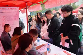 火爆！贵州省总工会线下大型就业招聘活动现场求职者超1.5万人图片