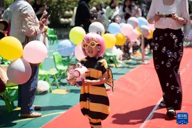 迎“六一” 萌娃上演变装秀图片