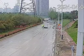 丈夫未拉手刹致溜车数十米，妻子车内尖叫救命，交警30秒冲进车内制动图片