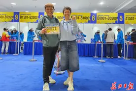 汉马领物“一码通关”，武汉跑友：尽量把周末时间留给外地跑友图片