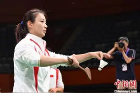 浙江杭州：“雅思组合”与浙大学子进行羽毛球趣味赛图片