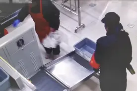 女乘客连续两次乘地铁获帮助，一口气送8碗热干面到地铁站致谢图片