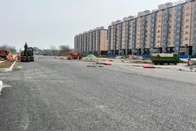 北清路七北路段“梗阻”攻坚突破，沥青摊铺有序推进图片