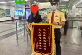 痛！女子手机掉进轨道，伸手捡反被门夹！广州地铁回应→图片