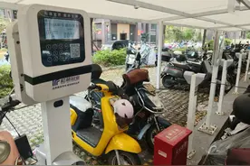 榕电动自行车充电收费存乱象，部分充电桩平台存在收费乱、退款难、价费不分离等问题图片