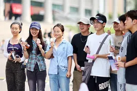 四川绵阳欢迎新同学出新招 一下火车就可以领到“礼遇大礼包”图片