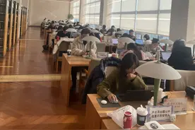 女大学生与70岁奶奶寒假“卷”在图书馆 书香年味飘杭城图片