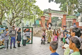 4岁萌娃背《敕勒歌》外国留学生读莎士比亚诗歌 中外诗歌相会琴岛图片