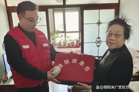 烟感器“预警”！独居老人做饭险酿火情，社工紧急上门化险为夷图片