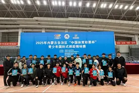 鄂尔多斯市体育职业中学运动员在内蒙古自治区国际式摔跤锦标赛中收获13枚奖牌图片