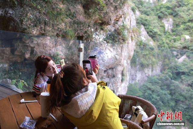 浙江温州乐清雁荡山：悬崖咖啡助力传统景区焕新出圈