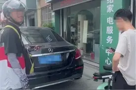 快递小哥两次误撞奔驰，车主豪言免赔：你结婚时叫我喝酒！图片